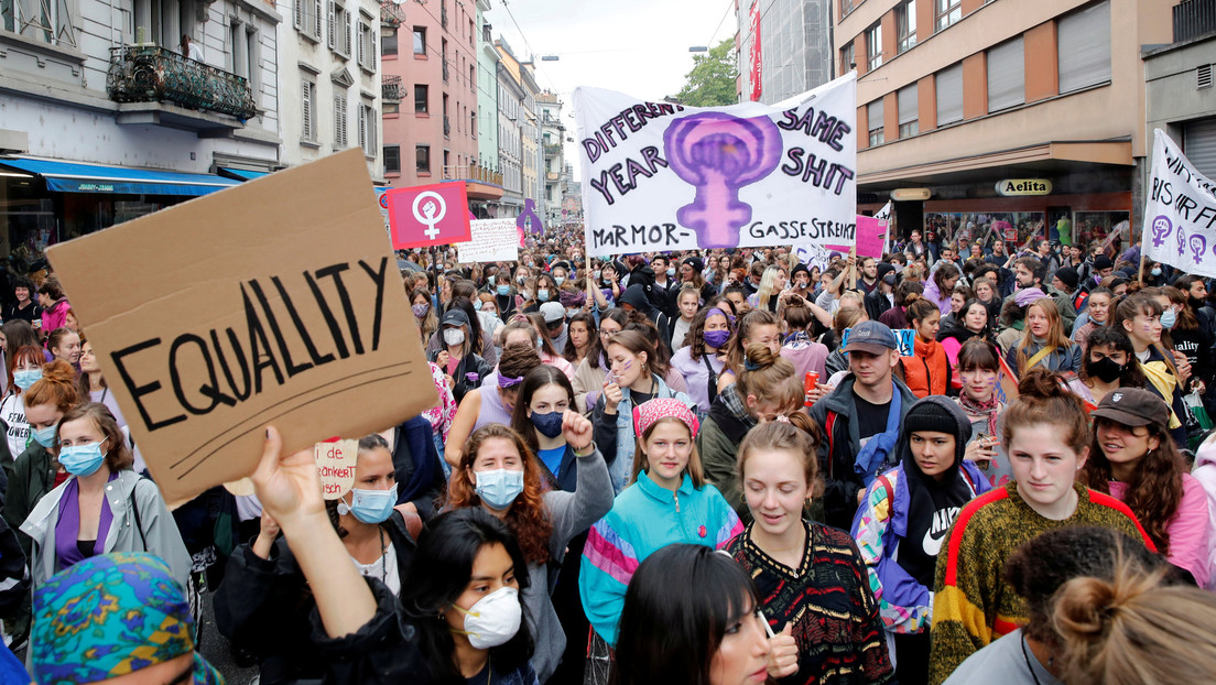 "¡El estado opresor es un macho violador!": Marchas feministas recorren toda Suiza (VIDEO)
