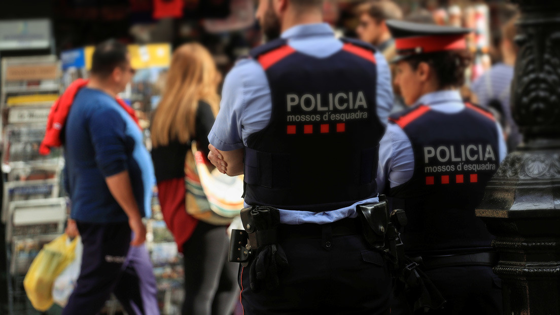 Joven consigue grabar cómo policías catalanes lo tachan de "negro de mierda" y "mono" en una agresión racista