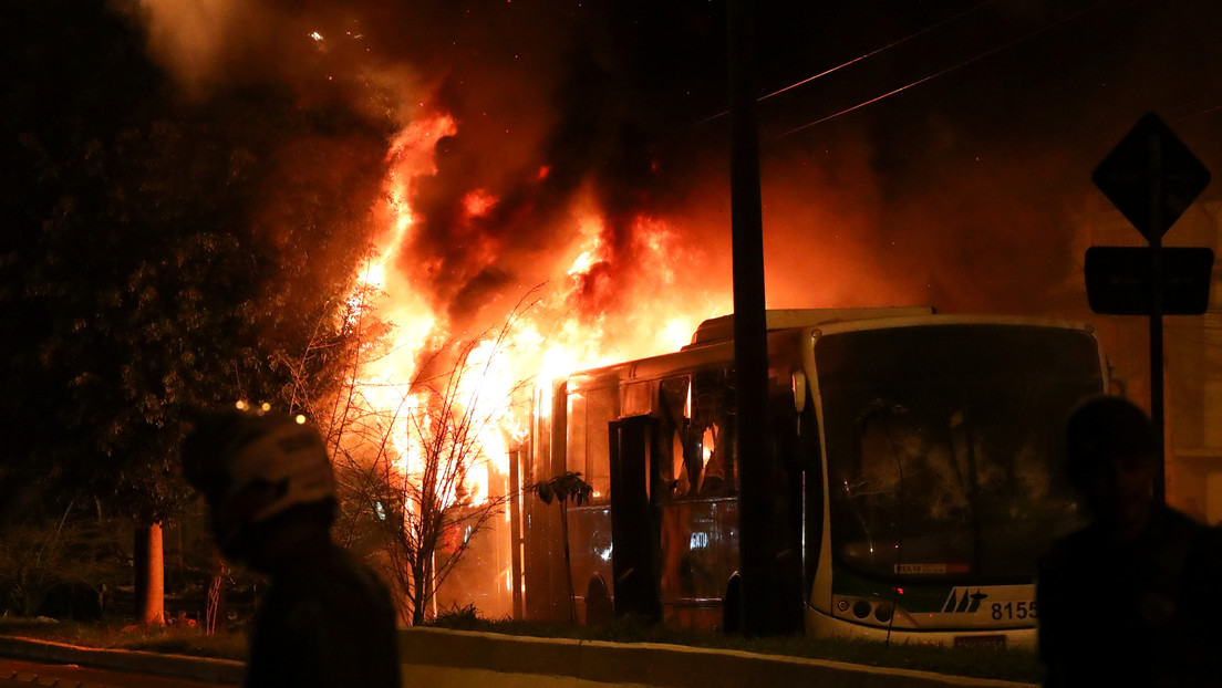 VIDEOS: Manifestantes incendian autobuses en Brasil durante protestas por la muerte de un joven tras una presunta intervención policial