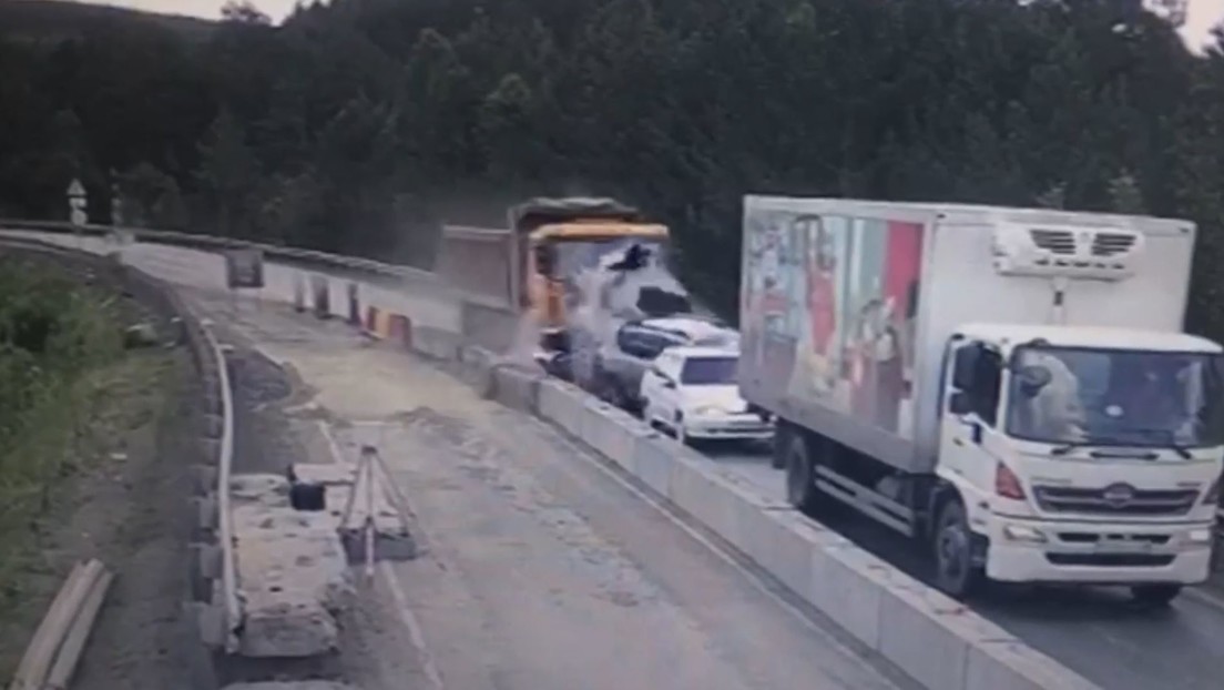 VIDEO: Un camión se queda sin frenos y arrolla varios coches en un fatal accidente en una carretera rusa