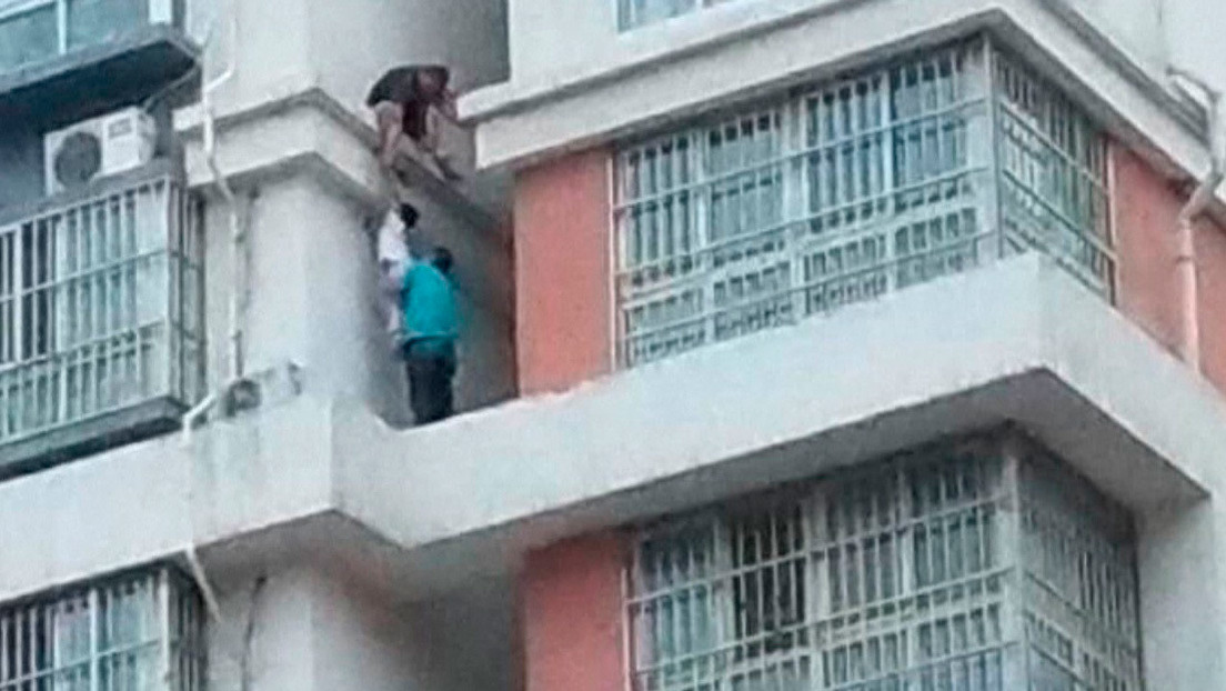 VIDEO: Evitan que una niña caiga al vacío al arriesgar su vida saliendo a la fachada de un edificio