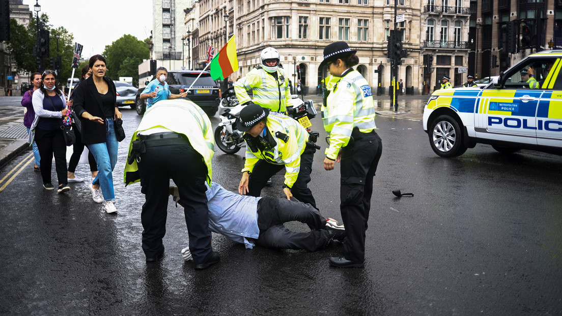 VIDEO: Manifestante kurdo provoca la colisión de un coche de seguridad con el vehículo de Boris Johnson en Londres