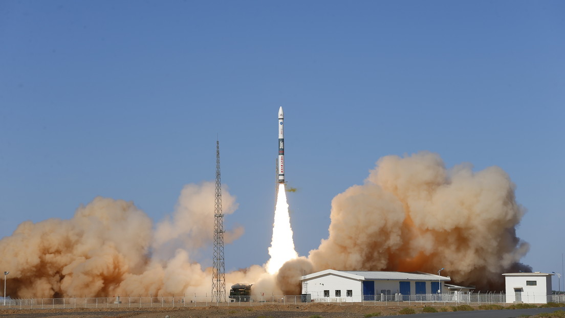 China lanza tres satélites de observación e investigación