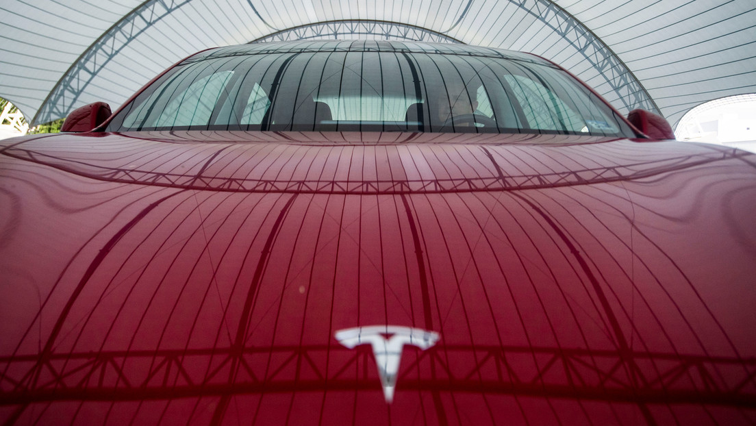 VIDEO: Un Tesla es embestido por detrás por un todocamino en un autolavado