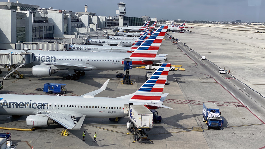 Un pasajero de American Airlines es expulsado de un avión por negarse a llevar mascarilla