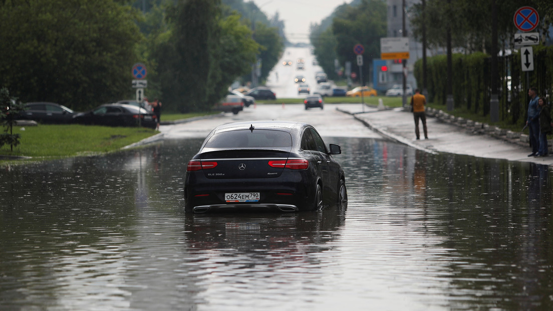 VIDEOS, FOTOS: Una fuerte tormenta inunda varias calles y carreteras de Moscú