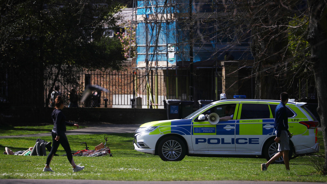 Tres personas mueren y tres resultan gravemente heridas en un apuñalamiento masivo en un parque del Reino Unido (VIDEO)
