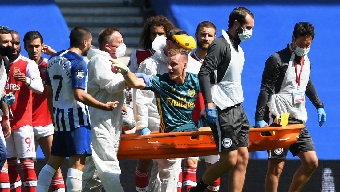VIDEO:  El portero del Arsenal sufre una dolorosa lesión, sale en camilla y culpa con rabia al rival con el que chocó