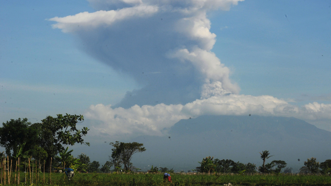 VIDEO: Uno de los volcanes más activos de Indonesia entra en erupción 2 veces y arroja una columna de ceniza de unos 6.000 metros