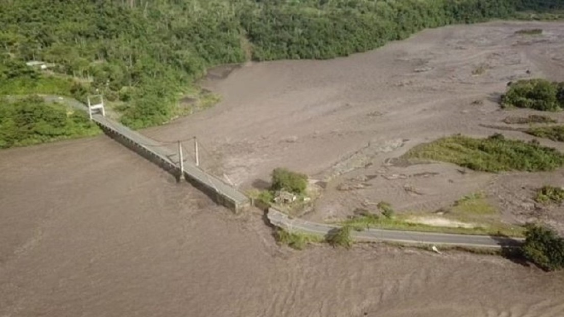 El desbordamiento de un río en Ecuador causa el colapso de un puente (FOTOS, VIDEO)