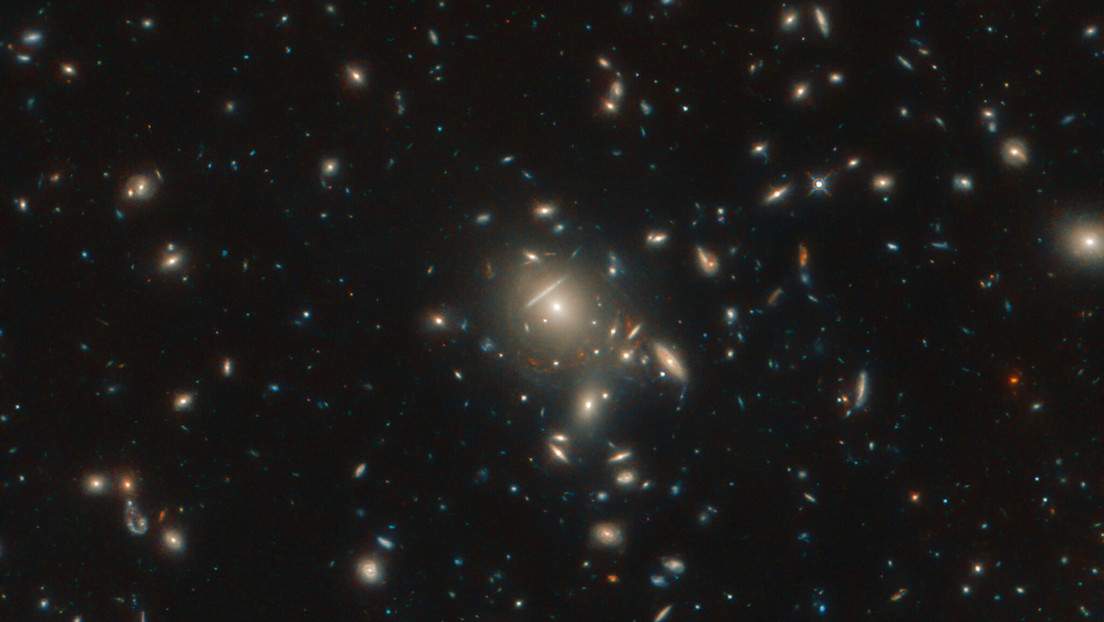 "Un hallazgo brillante": el telescopio Hubble capta una galaxia en forma de múltiples puntos rojizos (FOTO)