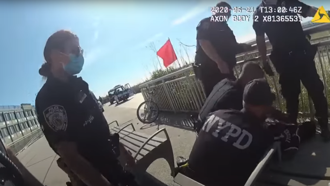 Suspenden a un policía de Nueva York sospechoso de utilizar una llave de estrangulamiento prohibida (VIDEO)