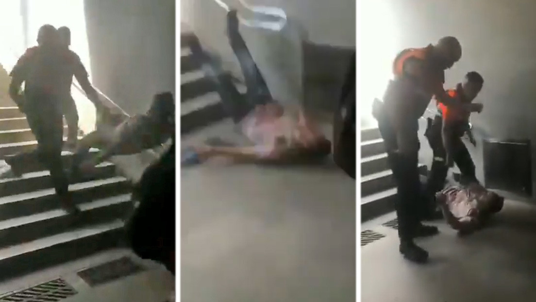 VIDEO: Dos vigilantes del metro de Barcelona lanzan al suelo a un hombre desde unas escaleras por no llevar mascarilla