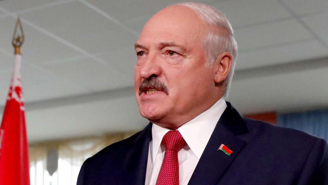 El presidente de Bielorrusia habla con opositores y les aconseja que no lo llamen "cucaracha bigotuda"