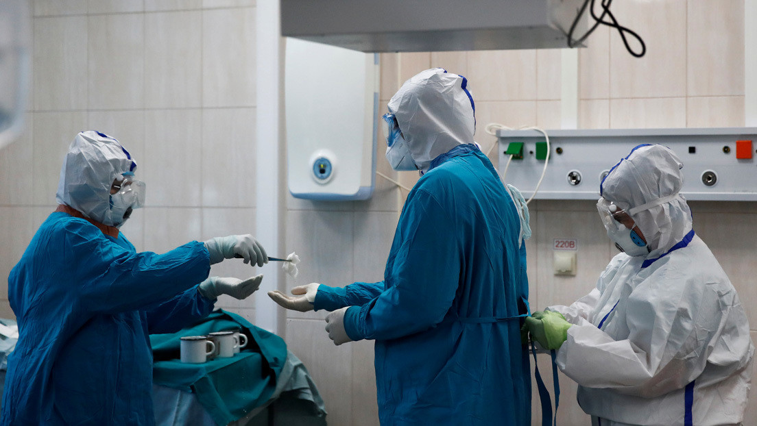 FOTO: Así queda la mano de un médico al quitarse los guantes protectores tras 10 horas de trabajo