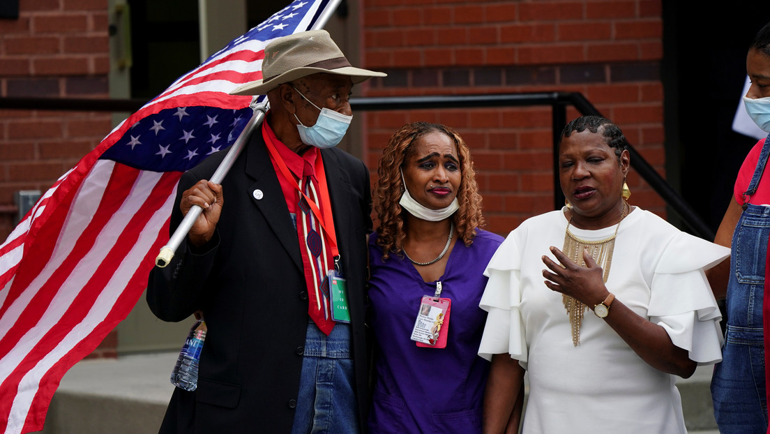 Un condado de EE.UU. exime a las "personas de color" de usar mascarillas en espacios público