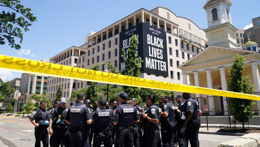"Vamos a salir y comenzar a matarlos": Despiden a 3 policías estadounidenses tras ser sorprendidos despotricando contra los afroamericanos