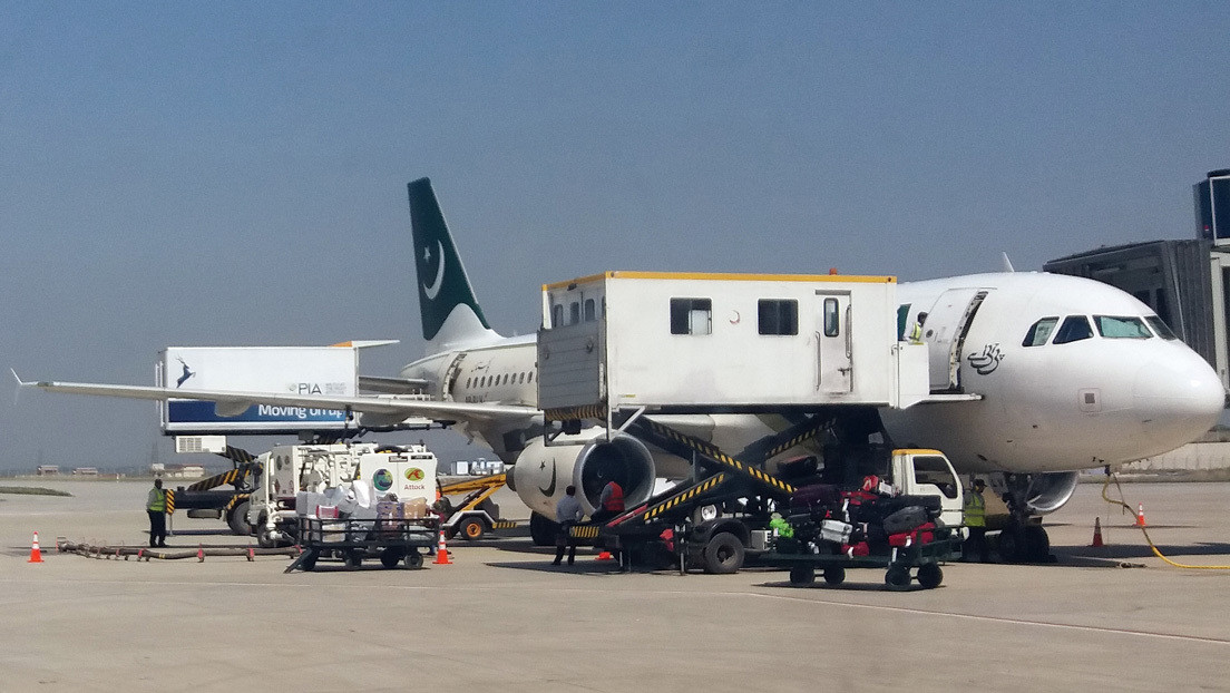 Ministro de aviación de Pakistán: Casi el 40 % de los pilotos civiles tienen licencias falsas y no están cualificados