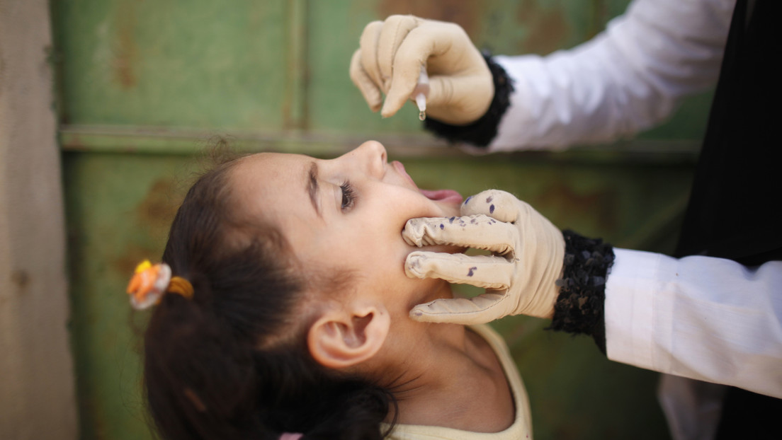 ¿Un arma contra el covid-19?: renace el interés por una vacuna contra la poliomielitis probada por una pareja de virólogos soviéticos en sus hijos