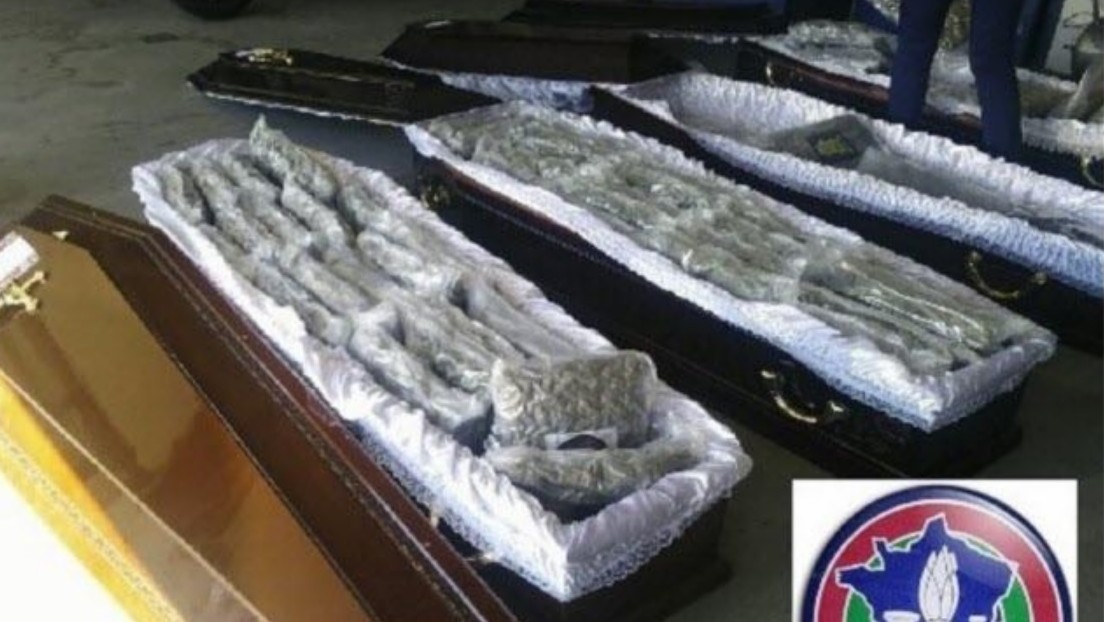 Descubren un coche fúnebre falso con 71 kilos de marihuana escondidos en ataúdes