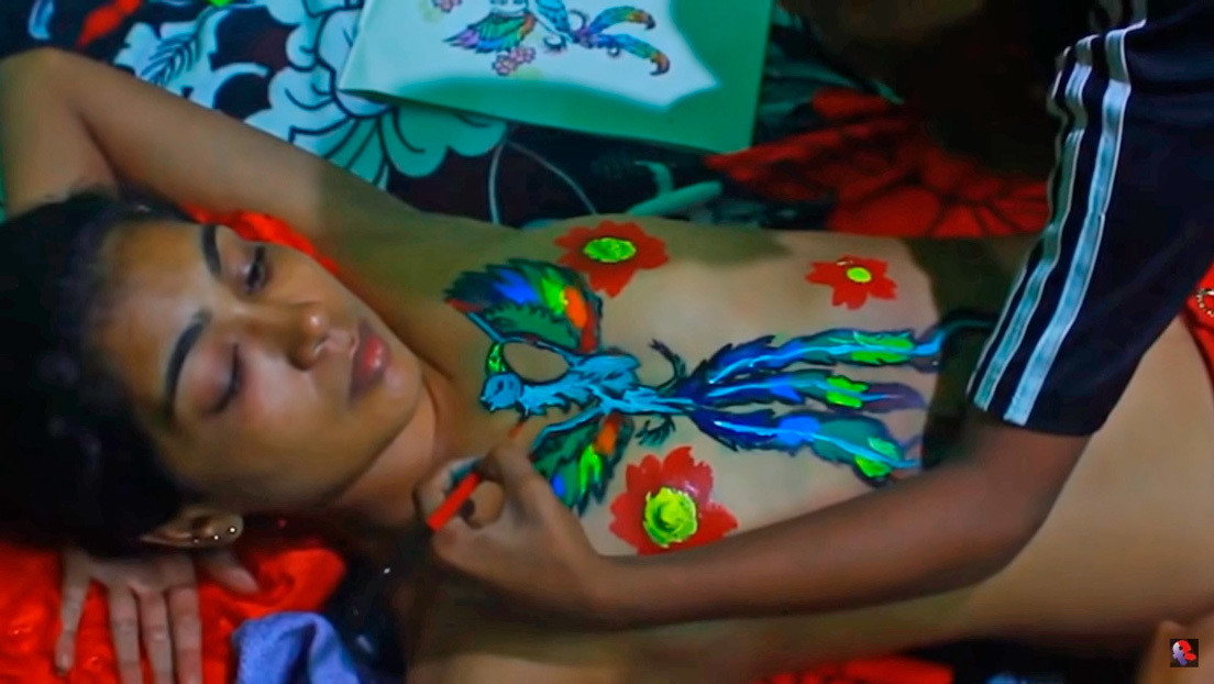 Arrestan a una activista india por permitir a sus hijos pintar sobre su cuerpo semidesnudo