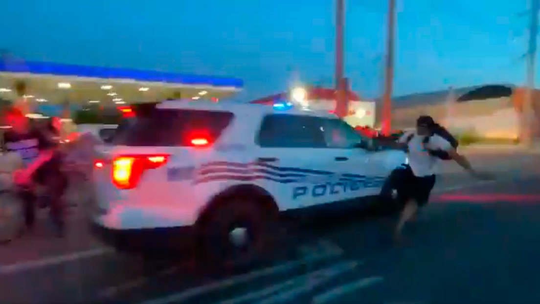 VIDEO: Coche policial acelera contra un grupo de manifestantes durante una protesta en EE.UU.