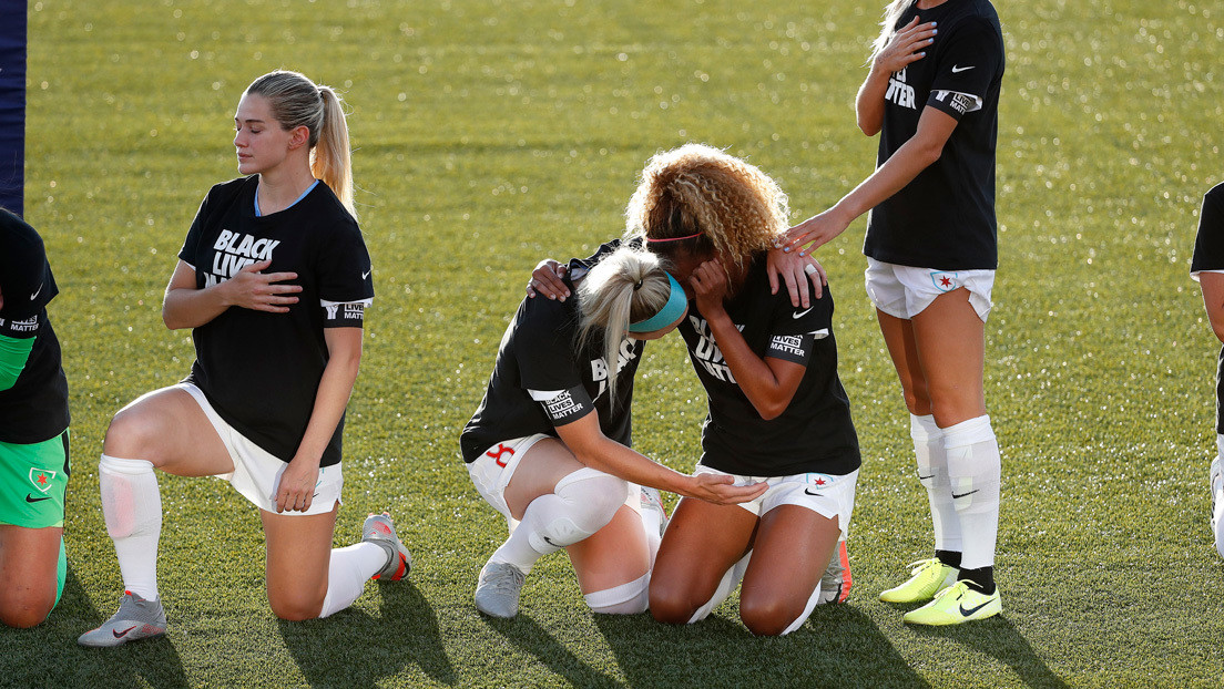 VIDEO: Dos jugadoras de fútbol lloran abrazadas durante una protesta contra el racismo