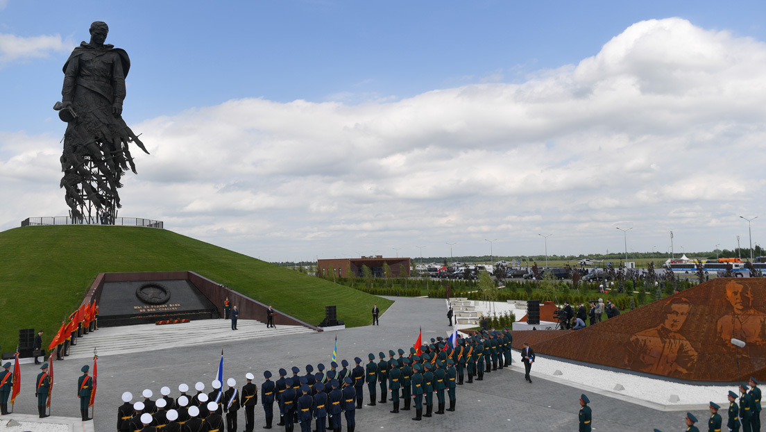 "Es un símbolo de admiración al soldado héroe": Putin inaugura un memorial a los caídos en una de las batallas más sangrientas de la II Guerra Mundial