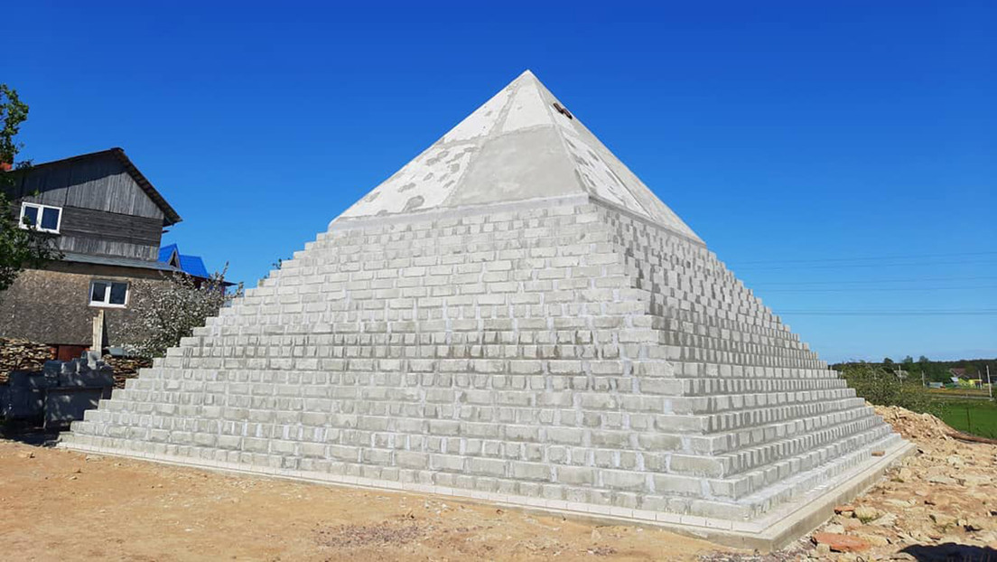Una pareja rusa construye una réplica de la pirámide de Guiza en su patio (VIDEO, FOTOS)