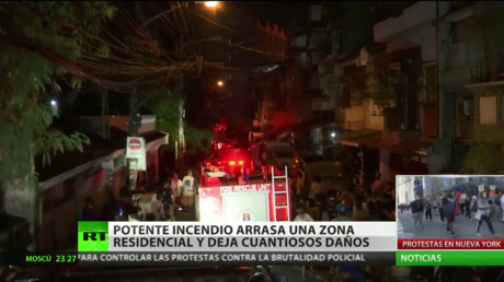 Potente incendio arrasa una zona residencial en Filipinas y deja cuantiosos daños