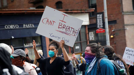 VIDEO: Un policía le quita a otro la rodilla del cuello de un detenido en medio de saqueos en Seattle