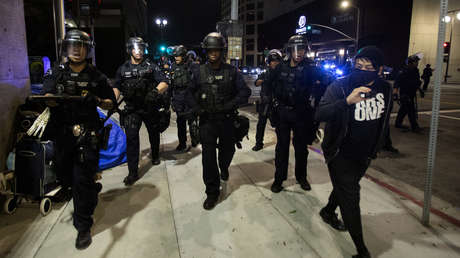 Agente de Policía abraza a manifestante durante una protesta por la muerte de George Floyd en California (VIDEO)