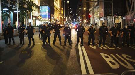 VIDEO: Un coche embiste a varios uniformados en Búfalo, dejando heridos a un militar y un policía durante protestas en Nueva York