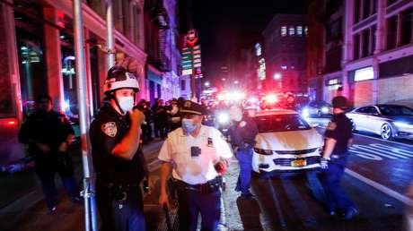 VIDEO: Un coche embiste a un policía a toda velocidad durante los disturbios en Nueva York