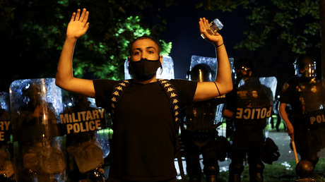 La Policía agrede al equipo de un canal australiano que cubría las protestas en Washington