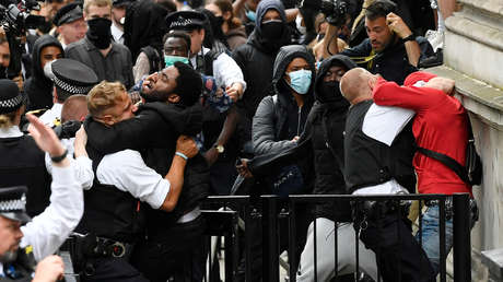 VIDEOS: Manifestantes se enfrentan en Londres a la Policía en torno a la residencia de Boris Johnson en protesta por la muerte de George Floyd