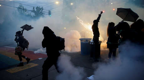 VIDEO: Una granada aturdidora alcanza a una corresponsal de NBC News mientras cubría las protestas en Seattle