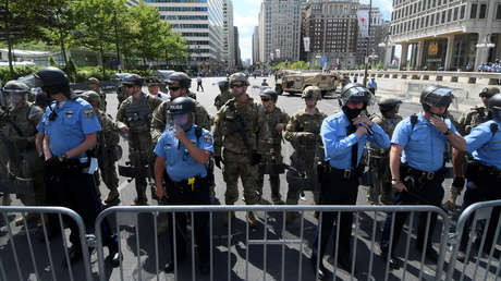 Absuelven a un estudiante de Filadelfia acusado de agredir a un policía después de que un video muestre al agente golpeándole la cabeza con una porra