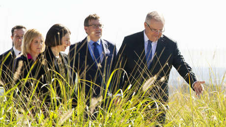 El propietario de una parcela echa de su césped al primer ministro de Australia mientras concedía una entrevista (VIDEO)