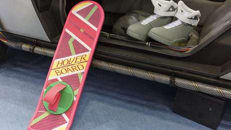 Un joven consigue volar en 'aerotabla' y recrea icónicas escenas de 'Regreso al futuro'