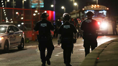 Suspenden a dos policías de Nueva York captados en videos virales cuando actuaban con brutalidad contra manifestantes