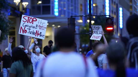 VIDEO: Un hombre con una motosierra encendida intimida a un grupo de manifestantes pacíficos en Texas