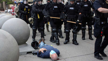 Acusan de asalto a los policías que empujaron a un anciano durante una protesta en Búfalo