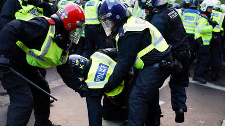 VIDEO: Un policía se cae del caballo tras chocar a toda velocidad contra un semáforo y este sigue galopando en medio de una protesta en Londres