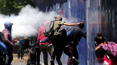 VIDEO: Policías patean en la cara a una manifestante de 16 años en la Ciudad de México y acaban detenidos