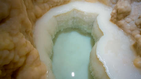 Descubren una piscina natural "completamente impoluta" e inexplorada por los humanos en una cueva en Nuevo México