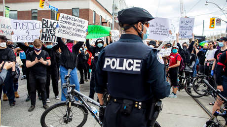 VIDEO: Detienen a un hombre con la cara pintada de negro durante una manifestación contra el racismo en Canadá