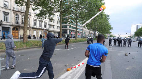 VIDEO: Un manifestante permanece sentado en una silla mientras la caballería policial pasa a toda velocidad a su lado