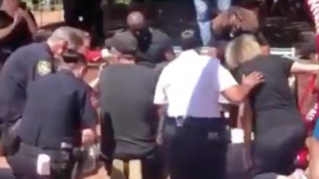 Policías y residentes blancos lavan los pies a sacerdotes negros durante una ceremonia por George Floyd (FOTOS, VIDEO)