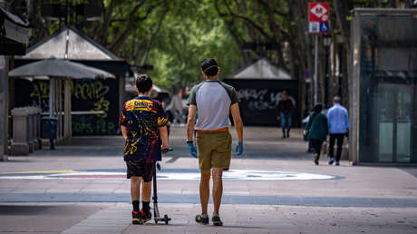 Varios delincuentes golpean con saña a un extranjero residente en Barcelona para robar su reloj (VIDEOS)